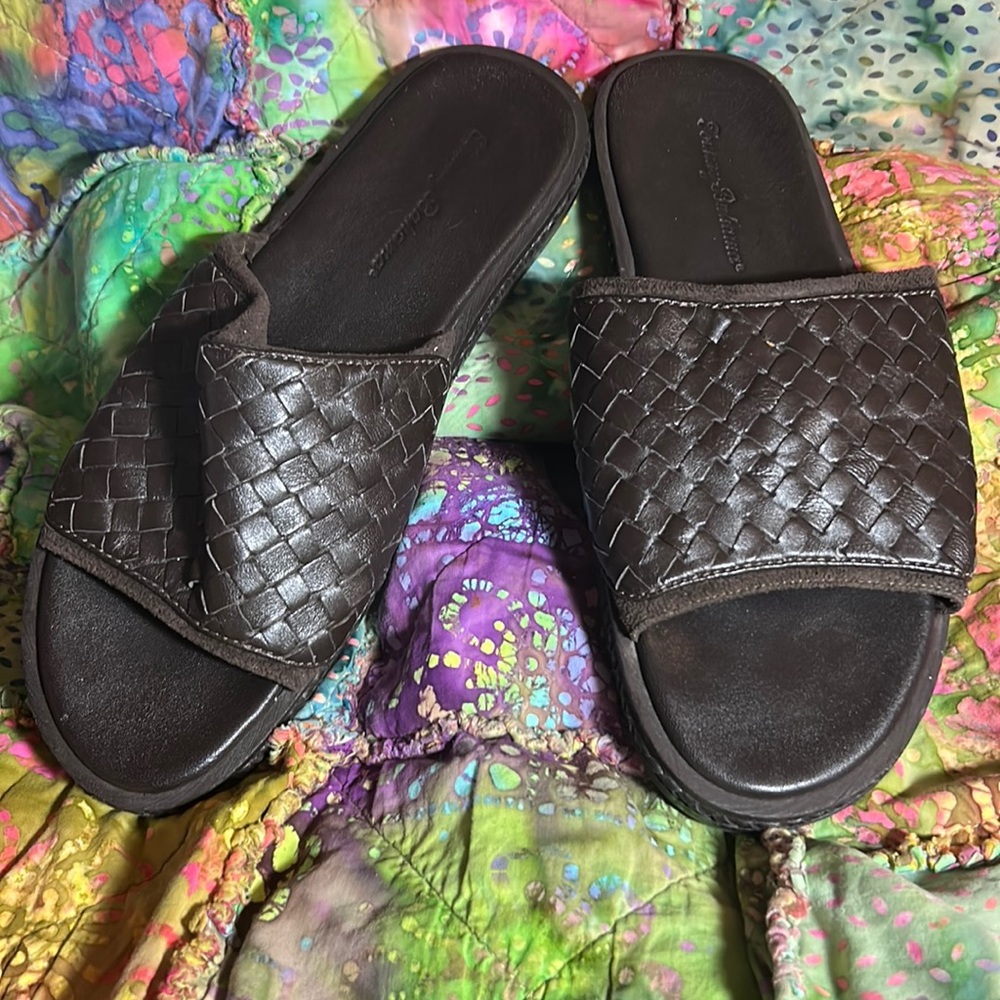Men’s Tommy Bahama Like New Brown Leather Slides, Size 12 fits like 11.5